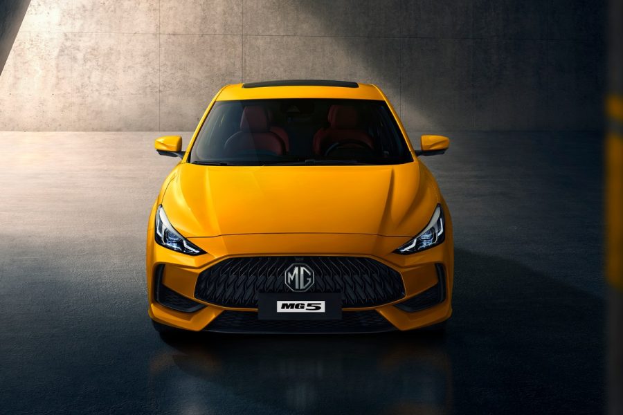 MG5 màu cam nhìn chính diện, sedan thể thao có ưu đãi tháng 10/2026