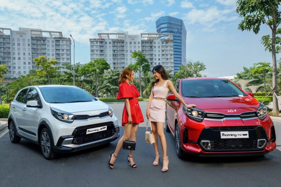 Hai chiếc Kia Morning đỗ cạnh nhau trước tòa nhà