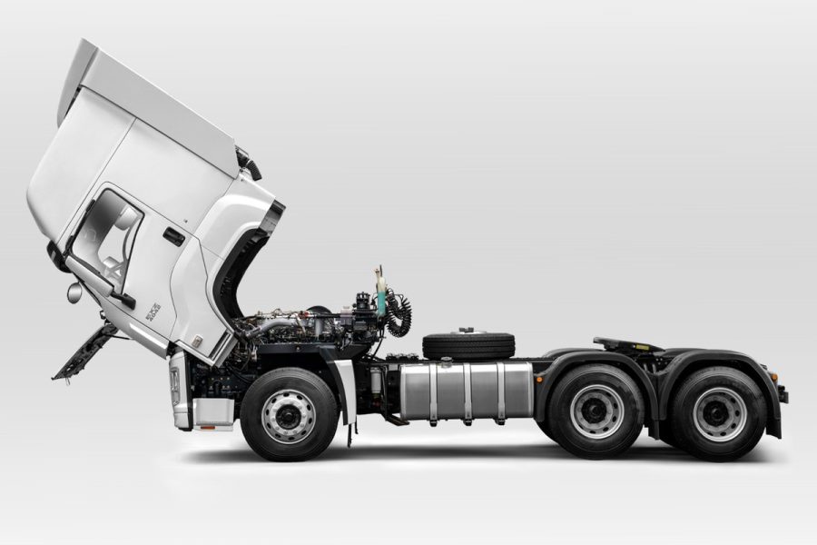 Cabin Isuzu EXZ nâng lên để tiếp cận động cơ