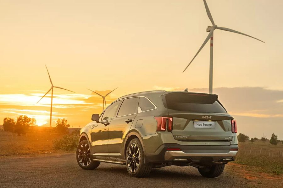 New Sorento đỗ trên đường lúc hoàng hôn cạnh những cối xoay gió