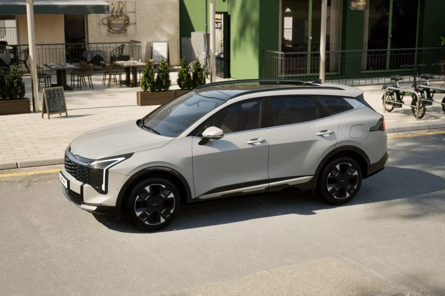 New Sportage màu bạc trên đường phố