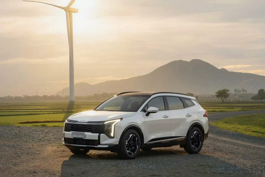 New Sportage Hybrid màu trắng đỗ giữa cánh đồng lúc hoàng hôn