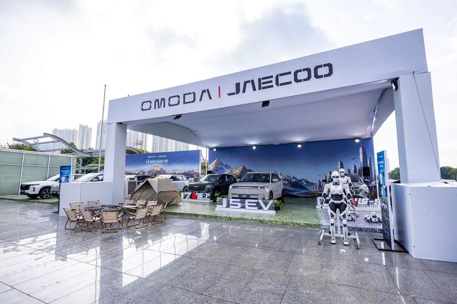 Khu vực trưng bày Omoda & Jaecoo với robot và góc lều cắm trại