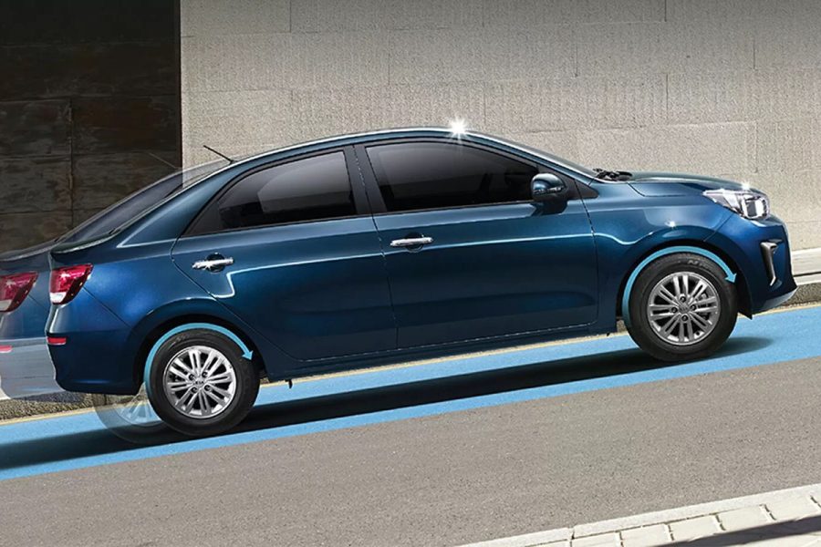 Kia Soluto màu xanh nhìn từ bên hông