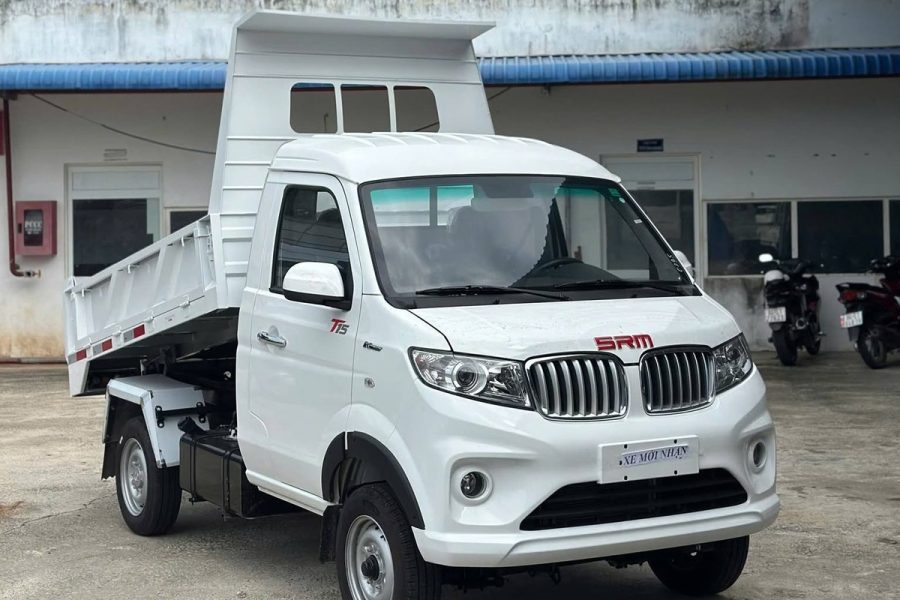 Xe ben SRM T15 990 kg nhìn chéo phía trước khi nâng thùng ben