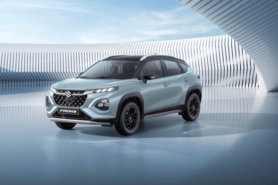 Suzuki Fronx màu xanh nhạt mui đen trong không gian studio