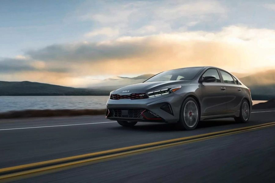 Kia K3 màu xám chạy trên đường