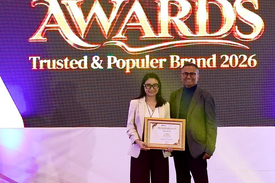Lễ trao giải Disway Awards 2026 với đại diện VinFast cầm chứng nhận