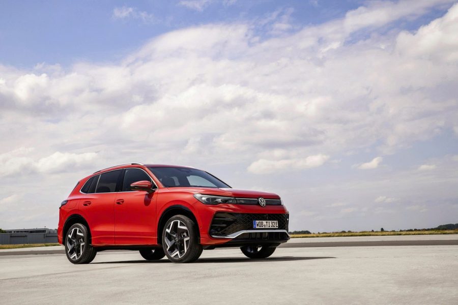 Tiguan thế hệ mới màu đỏ nhìn chéo phía trước