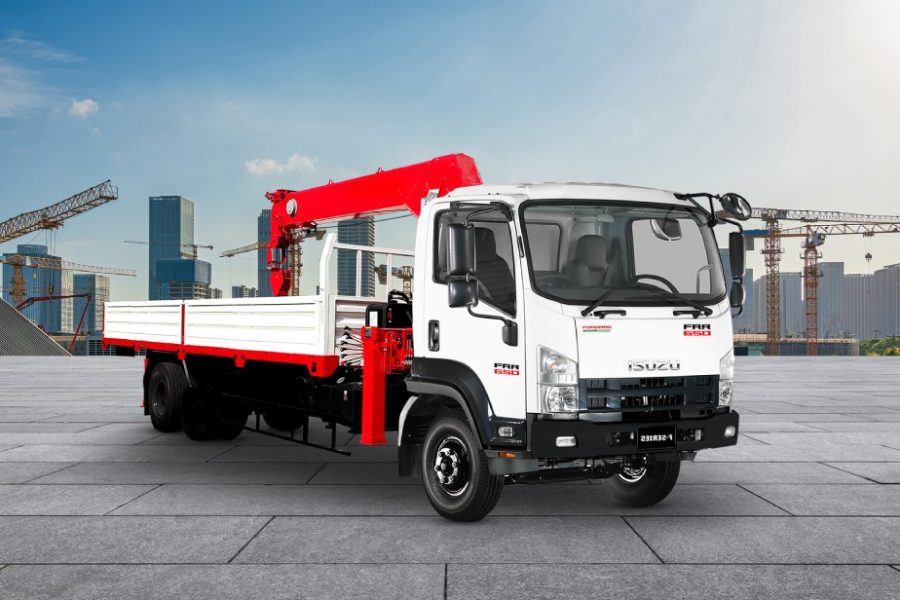 Xe tải Isuzu gắn cần cẩu tại công trường