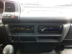 Dàn âm thanh gồm Radio, USB, AUX ,..tiện lợi Tiên ích xe tải nhe Isuzu Q - Series